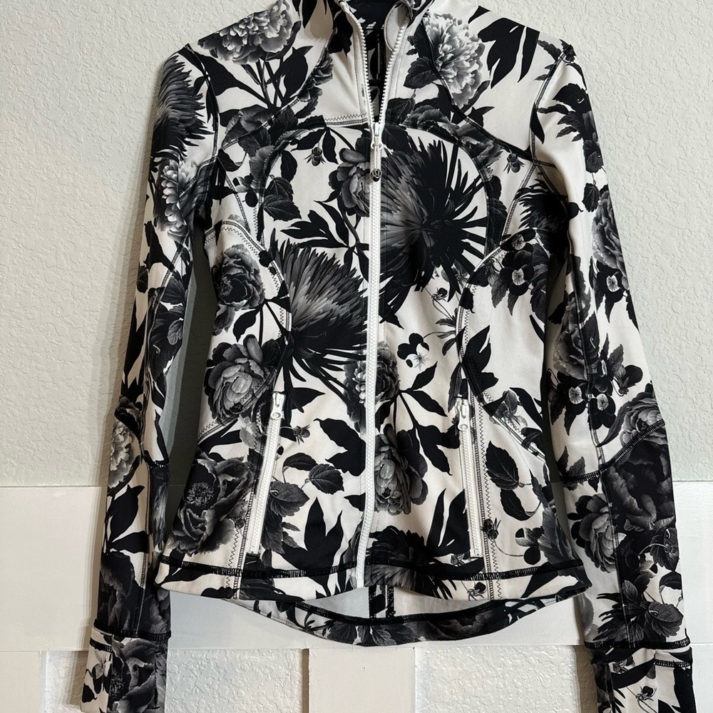 Lululemon Forme Jacket II Brisk Bloom Black & White Floral‎ Size 4 Thumbholes